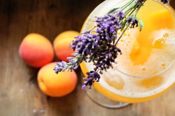 Aprikosen-Lavendel-Spritz und selbstgemachter Zuckersirup