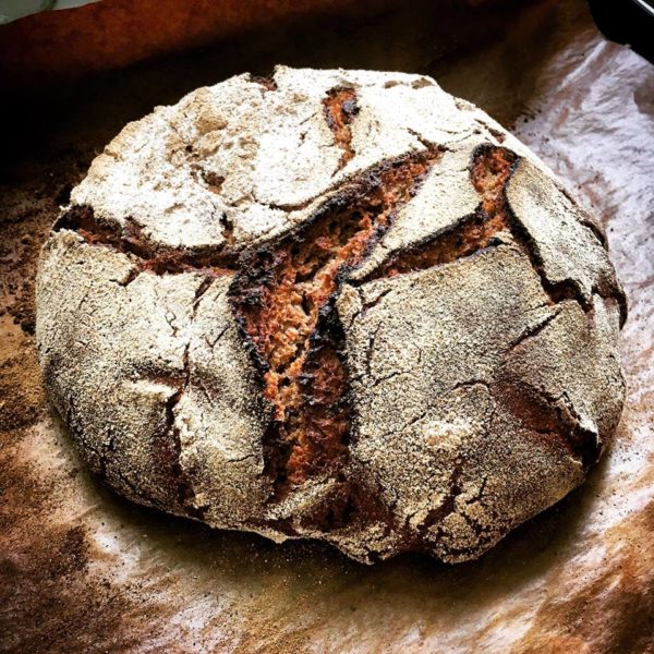 Ein Laib Mit Seele - Selbstgebackenes Weizen-Roggen Brot