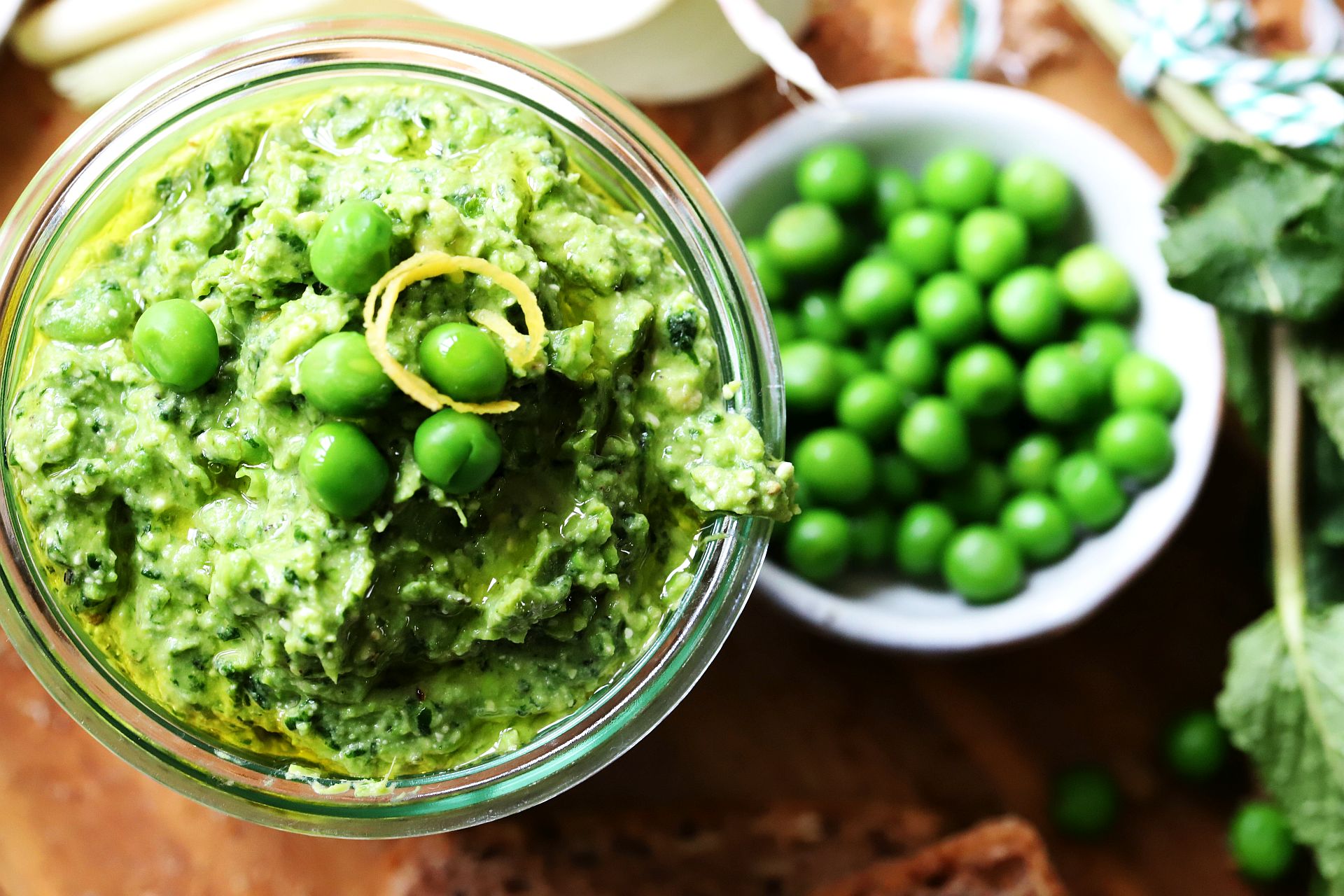 Auf die Stulle: Avocado-Erbsen-Aufstrich mit Minze