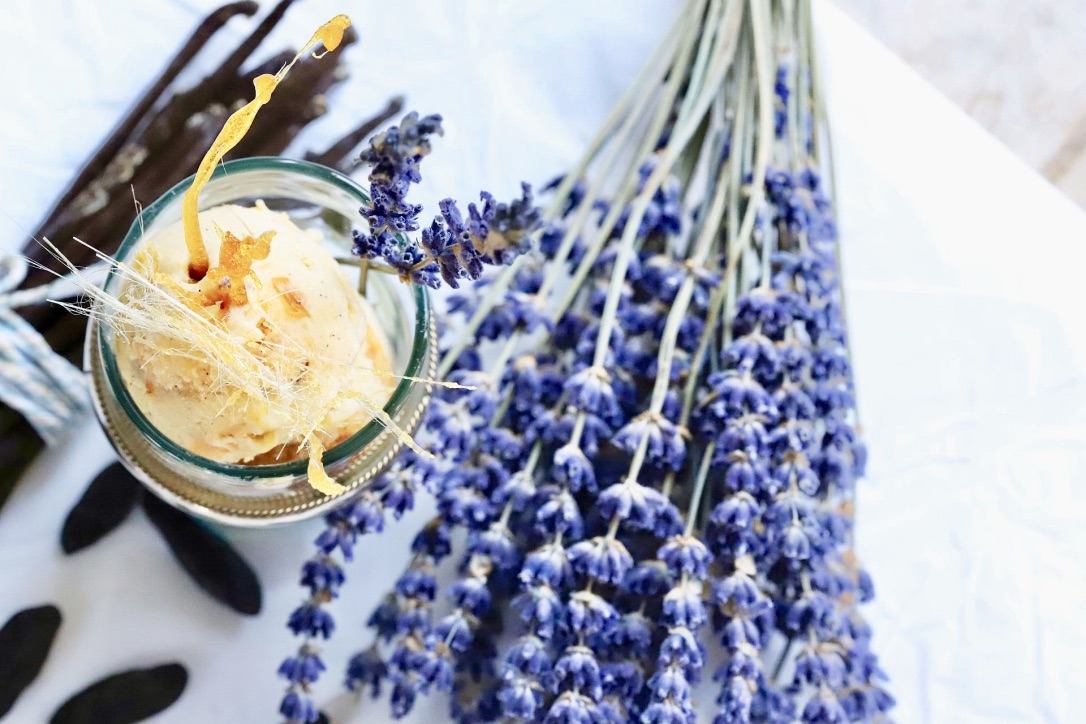 Es Gibt Selbstgemachtes Eis Vanilleeis Mit Aprikosen Lavendel Swirl Zartbitter Zuckersuss