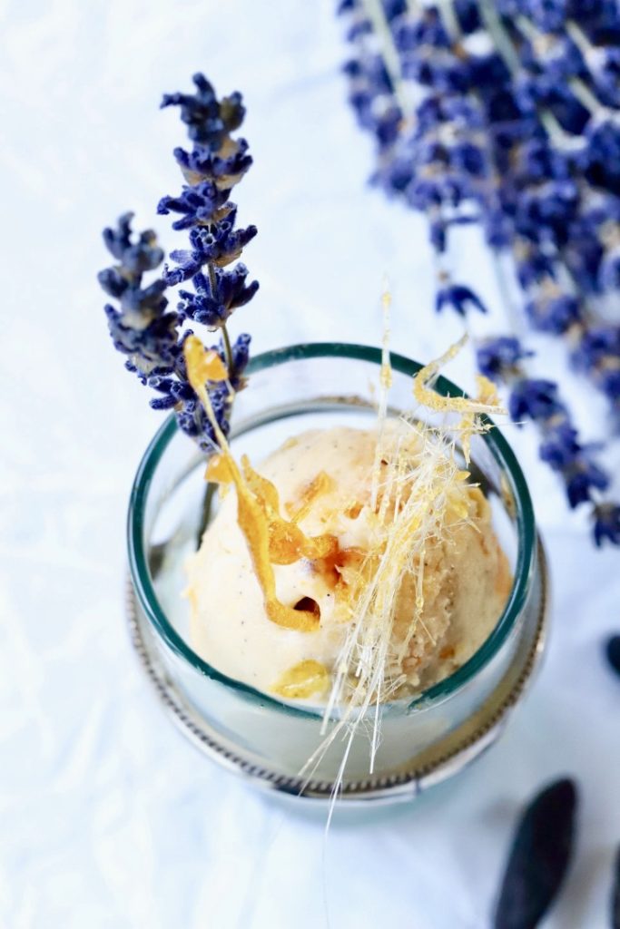 Vanilleeis mit Lavendel und Aprikosen Swirl