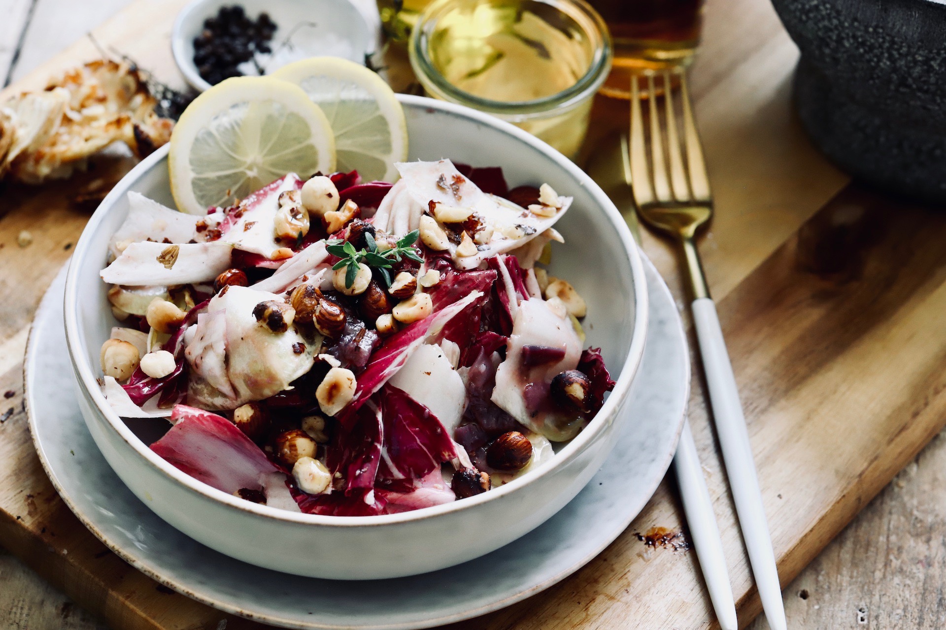 Bittersalat Radicchio Chicoree Salat Mit Gerosteten Haselnussen Und Knoblauch Zartbitter Zuckersuss