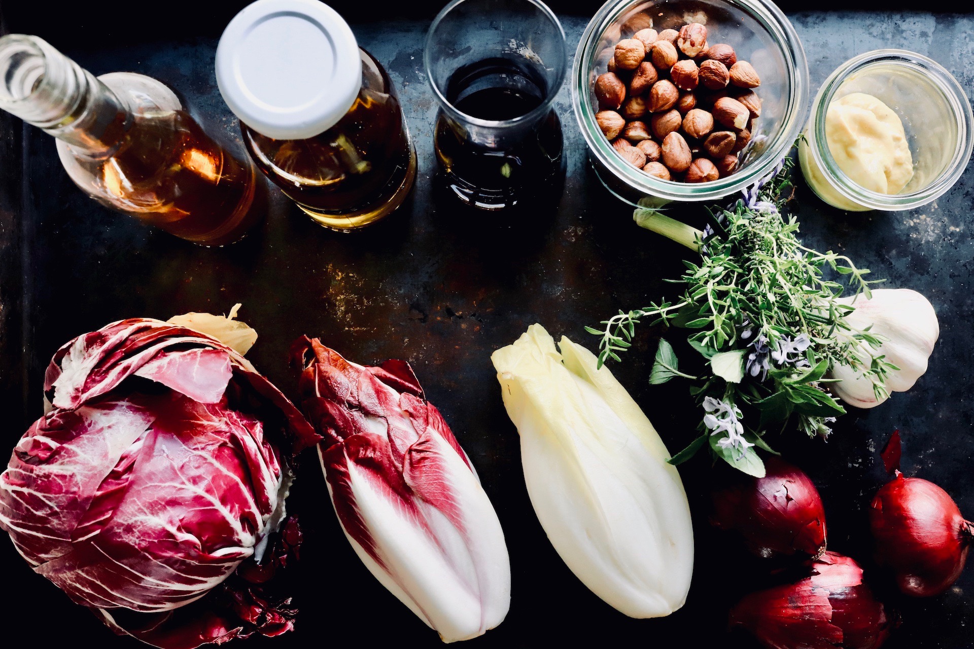 Bittersalat Radicchio Chicoree Salat Mit Gerosteten Haselnussen Und Knoblauch Zartbitter Zuckersuss