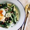 grünen Spargel Salat mit Ei und Estragon
