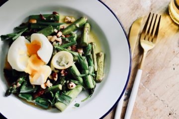 grünen Spargel Salat mit Ei und Estragon