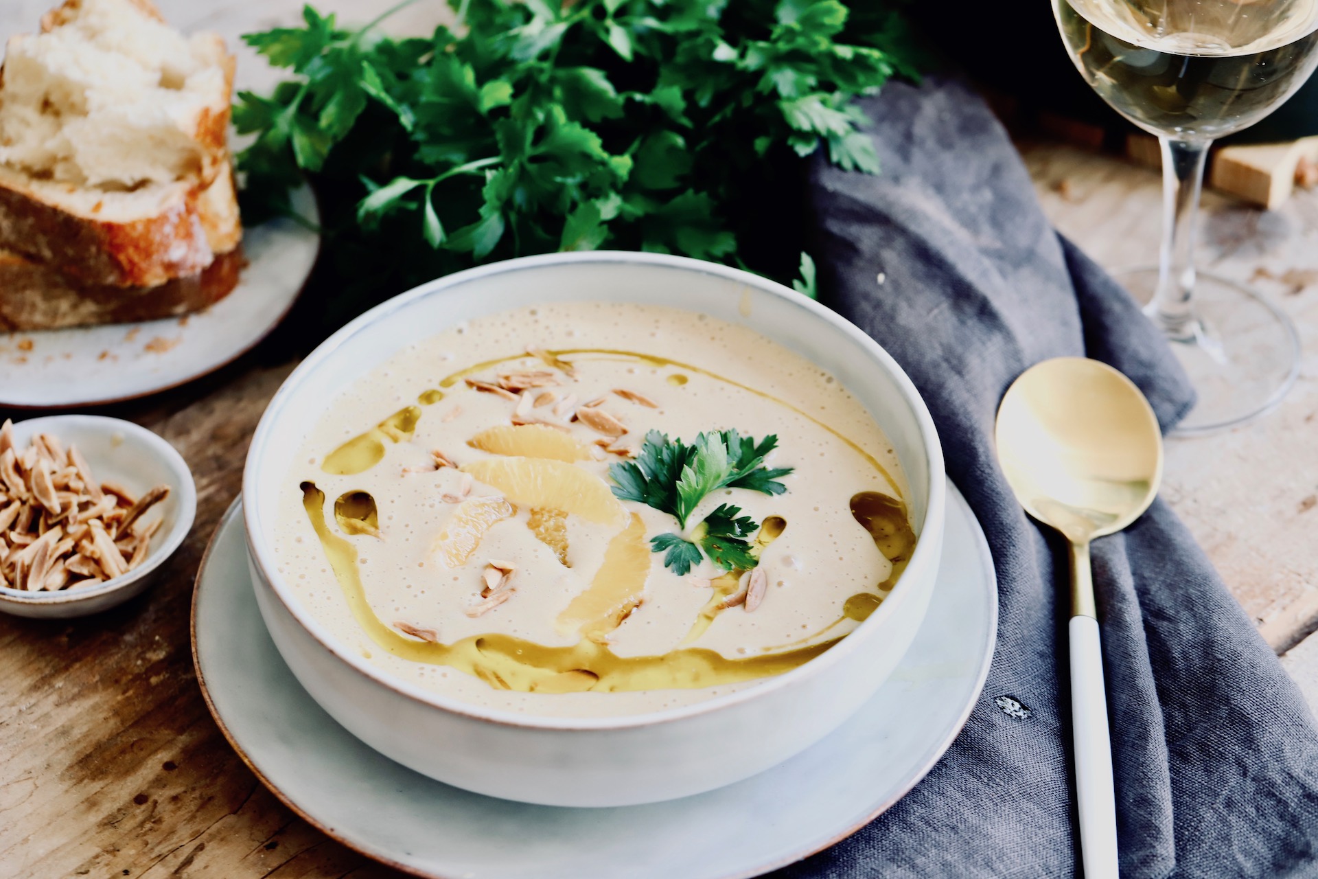 Mandel-Knoblauch Suppe mit Orangenfilets und ein paar gute Gründe ...